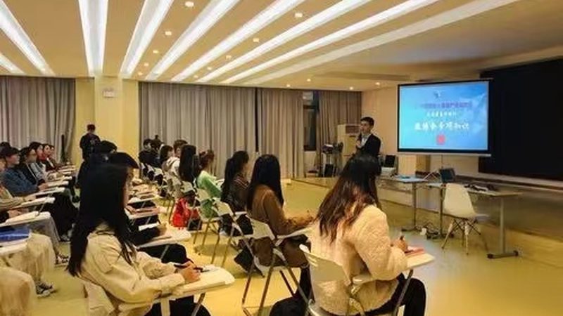 叉车证与挖掘机证：两者差异与选择指南